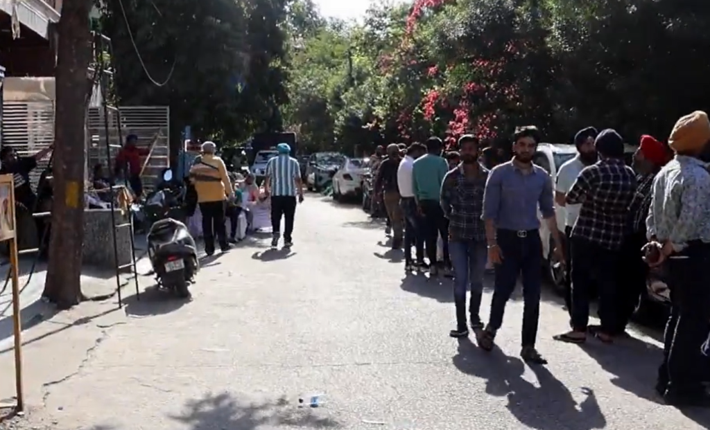 Delhi Couple Murder | दिल्ली के घर में मृत पाए गए बुजुर्ग दंपत्ति, पुलिस कर रही है लापता घरेलू सहायक की तलाश elderly couple was tragically found dead and decomposing in Kohat Enclave, sparking a search for their missing house help. The victims, identified as Mohinder Singh, a 70-year-old readymade garment shop owner, and his wife Diljeet Kaur, were discovered in a state of decay in their home.