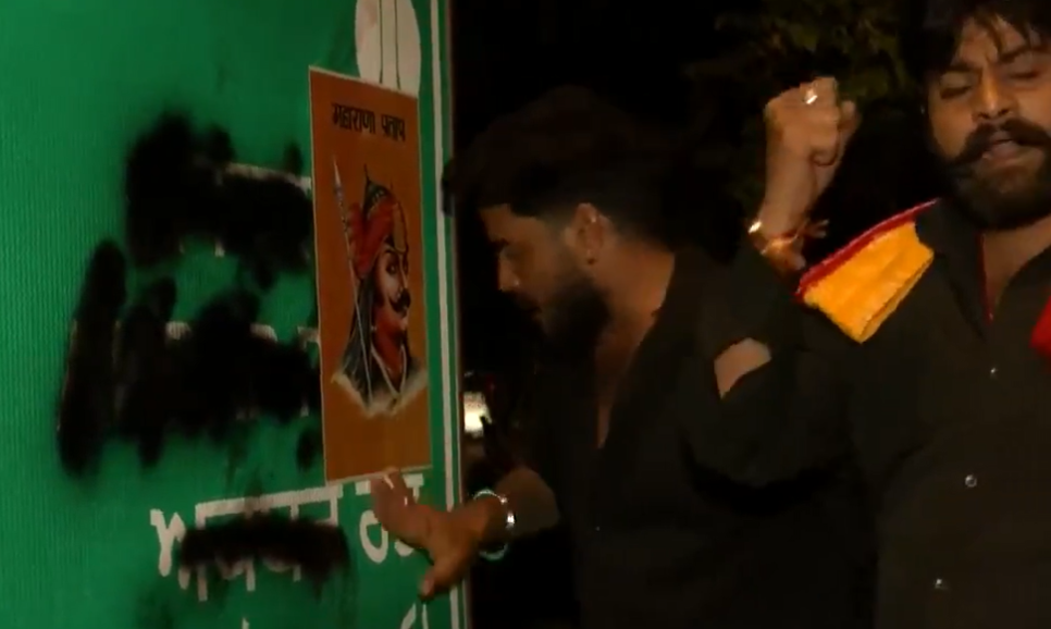 दिल्ली | अकबर रोड के साइनबोर्ड पर काला पेंट पोत किया क्षतिग्रस्त Akbar Road signboard vandalised