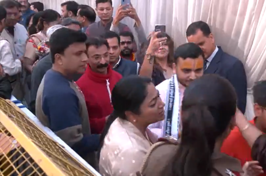 Delhi | किन सामाजिक मुद्दों के चलते सीएम रेखा गुप्ता को शीश महल से दूर रहना पड़ा? यहां पढ़ें… Delhi CM Rekha Gupta interacting with people at her residence.