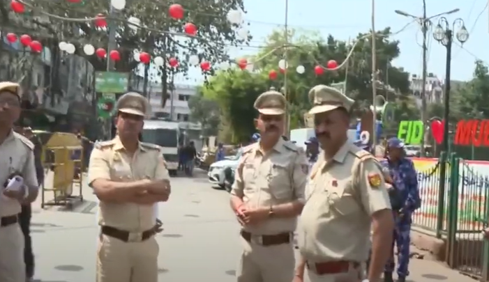 देश हाई अलर्ट पर: दिल्ली पुलिस ने वक्फ बिल के विरोध में सुरक्षा उपाय बढ़ाए City on high alert: Delhi Police steps up security measures amid Waqf Bill protests