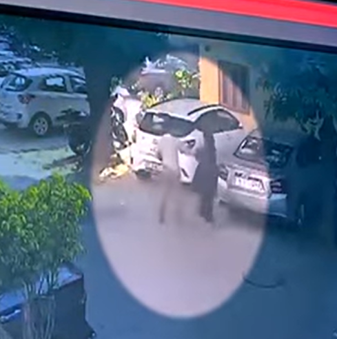 Delhi Cantt Knife Attack: दिल्ली में एक लड़के ने लड़की पर चाकू से किया हमला, जिससे वह खुद भी घायल हो गया, दोनों की हालत गंभीर Delhi Cantt knife attack: In Delhi, a boy attacked a girl with a knife, due to which she also got injured, both are in critical condition