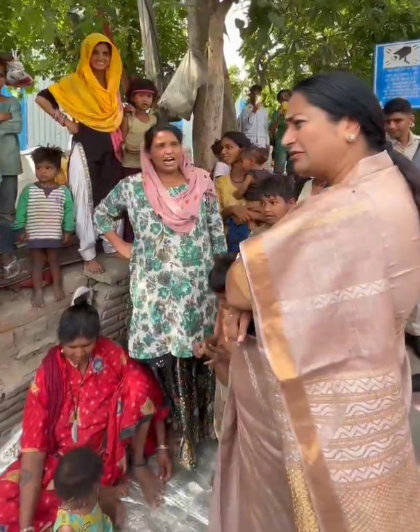 Delhi | दिल्ली की मुख्यमंत्री रेखा गुप्ता ने किया ब्रिटानिया चौक फ्लाईओवर के पास रैन बसेरे का निरीक्षण Delhi Chief Minister Rekha Gupta inspected the night shelter near Britannia Chowk flyover
