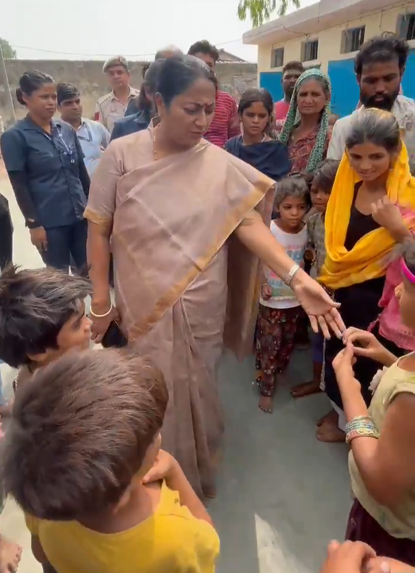 Delhi | दिल्ली की मुख्यमंत्री रेखा गुप्ता ने किया ब्रिटानिया चौक फ्लाईओवर के पास रैन बसेरे का निरीक्षण Delhi Chief Minister Rekha Gupta inspected the night shelter near Britannia Chowk flyover