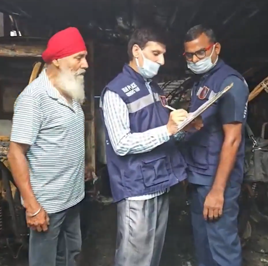 Delhi: दिल्ली में ई-रिक्शा स्टेशन में आग लगने से दो किशोरों की मौत, चार अन्य घायल Two teenagers killed, four others injured in fire at e-rickshaw station in Delhi