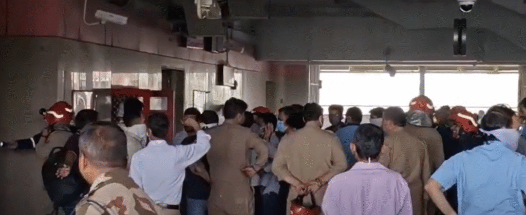 Sanjay Lake Metro Station: त्रिलोकपुरी में संजय लेक मेट्रो स्टेशन पर लगी आग Fire broke out at Sanjay Lake Metro Station in Trilokpuri