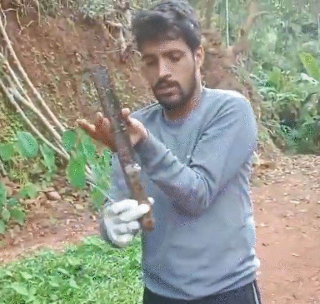Karnataka | एक सर्प की बड़ी गलती: विचित्र घटना में कोबरा ने निगल लिया चाकू Cobra swallows knife in bizarre incident