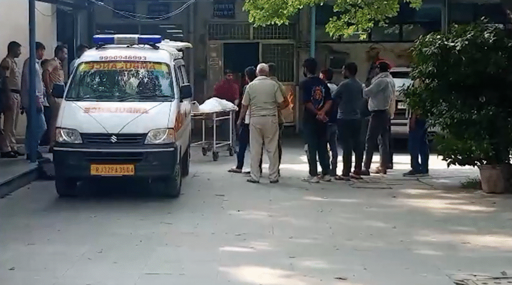 Delhi Burari Murder: दिल्ली के बुराड़ी में बहस के बाद 29 वर्षीय युवक की गोली मारकर हत्या, आरोपी फरार 29-year-old man shot dead after argument in Delhi's Burari, accused absconding