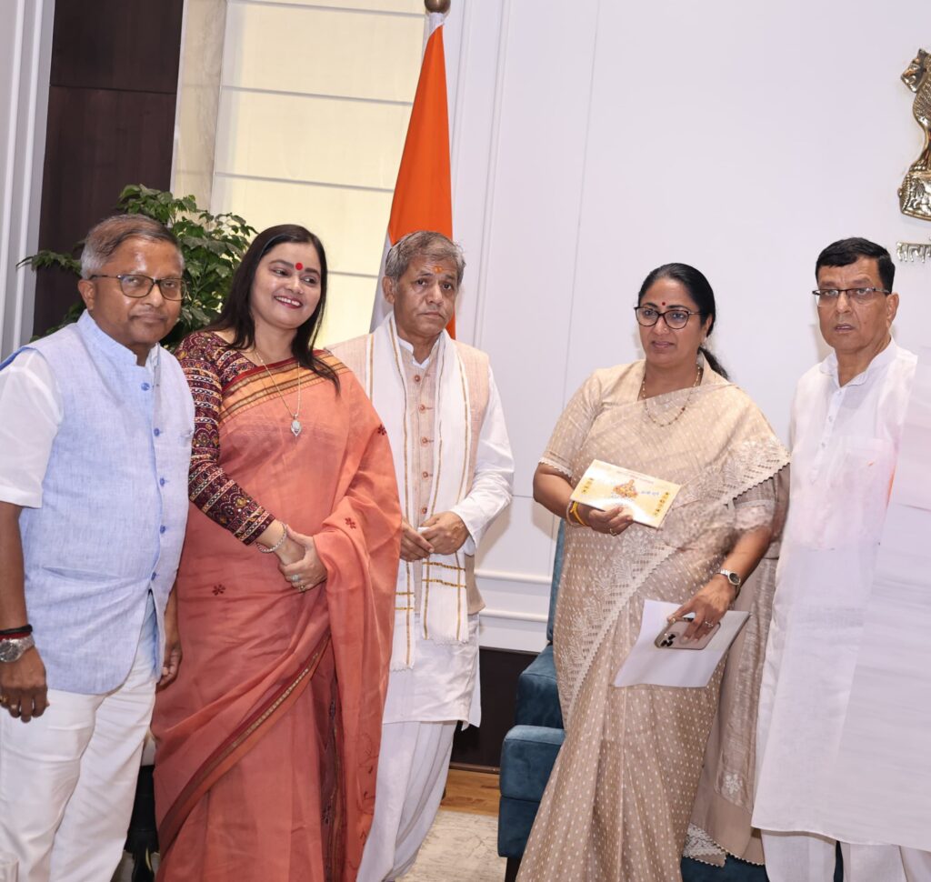 Vishwa Gita Sansthan: विहिप मंत्री आचार्य राधाकृष्ण मनोड़ी ने दिल्ली की मुख्यमंत्री रेखा गुप्ता से विश्व गीता संस्थान की योजनाओं पर की चर्चा VHP Leader Acharya Radhakrishna Manodi Discusses Gita Institute's Roadmap with Delhi CM Rekha Gupta