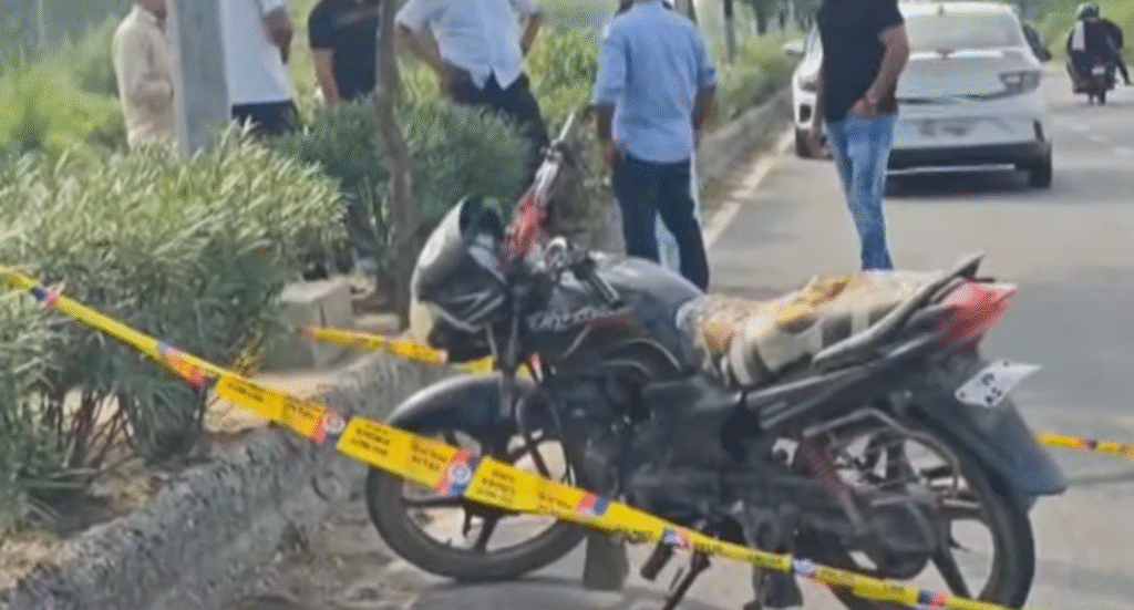 Delhi: दिल्ली के शाहबाद डेयरी में एनकाउंटर के बाद दो कुख्यात गैंगस्टर गिरफ्तार, दीपक मर्डर केस से है संबंध Delhi: Two notorious gangsters arrested after encounter in Shahbad Dairy, Delhi, related to Deepak murder case