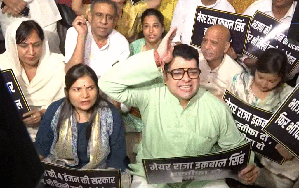 Delhi AAP Protest: दिल्ली के मेयर कार्यालय के बाहर आप पार्षदों का प्रदर्शन, इस्तीफे या सेंट्रल ज़ोन में कचरा हटाने की मांग Delhi AAP Protest: AAP councillors protest outside Delhi Mayor's office, demand resignation or removal of garbage in Central Zone