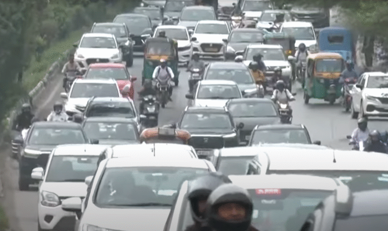फाइल फोटो: दिल्ली की सड़क पर यातायात