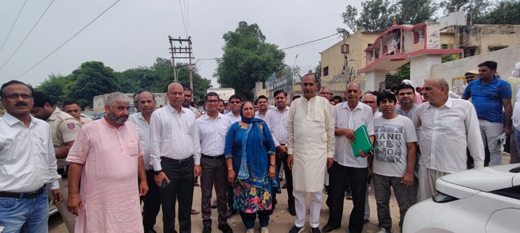 Delhi: उप महापौर जय भगवान यादव का द्वारका C वार्ड दौरा, सड़कों की मरम्मत व कूड़ा निस्तारण के निर्देश, नजफगढ़ ज़ोन में सफाई व्यवस्था पर फोकस Deputy Mayor Jai Bhagwan Yadav visits Dwarka C ward, gives instructions for road repair and garbage disposal, focus on cleanliness in Najafgarh zone