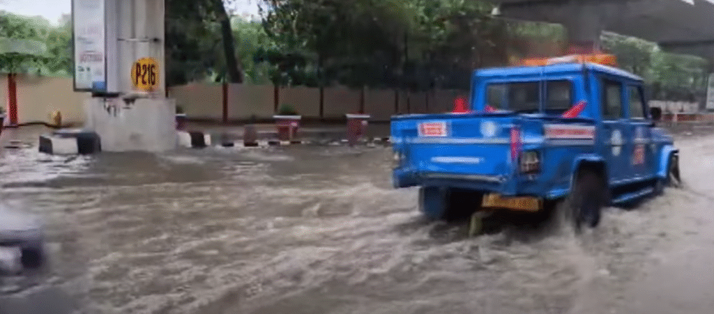 Heavy rain in Delhi: दिल्ली में मूसलाधार बारिश: रेड अलर्ट जारी, पानी भराव और ट्रैफिक जाम से NCR बेहाल Delhi Rains: Red Alert Issued as Heavy Showers Cause Waterlogging, Traffic Chaos Across NCR