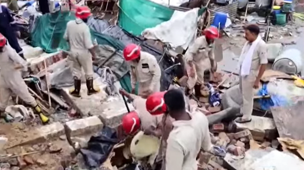 Delhi Jaitpur: दिल्ली में मूसलाधार बारिश के बीच दीवार गिरने से 7 की मौत, 2 बच्चे भी शामिल Jaitpur Building Collapse: 7 Dead, Including 2 Children, After Wall Crashes Amid Heavy Rain in Delhi