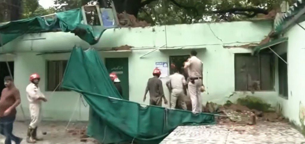 Delhi Roof collapses near Humayun's Tomb: दिल्ली के निजामुद्दीन में हुमायूँ के मकबरे के पास दरगाह की दीवार गिरी, 5 की मौत, 4 घायल Roof collapses near Humayun's Tomb due to heavy rain in Delhi, 12 people rescued, many in critical condition