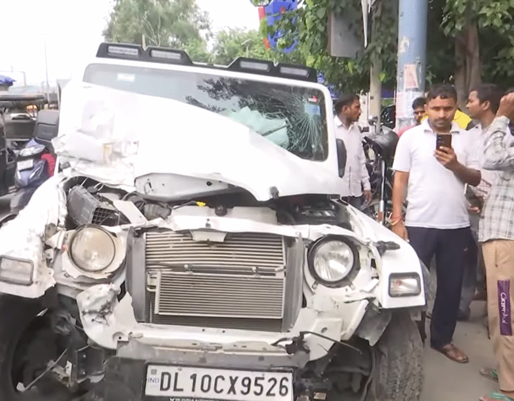 Delhi Moti Nagar road accident: दिल्ली मोती नगर सड़क हादसा: थार SUV ने बाइक सवार को मारी टक्कर, युवक की मौत; आरोपी फरार, पुलिस ने शुरू की तलाश Delhi Moti Nagar road accident: Thar SUV hits bike rider, young man dies; accused absconding, police starts search