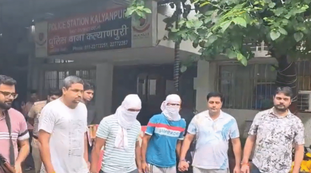 Delhi Police: दिल्ली पुलिस ने लॉरेंस बिश्नोई के नाम पर रंगदारी मांगने वाले गिरोह का भंडाफोड़ किया, तीन आरोपी पंजाब से गिरफ्तार Delhi Police busted gang demanding extortion in the name of Lawrence Bishnoi, three accused arrested from Punjab