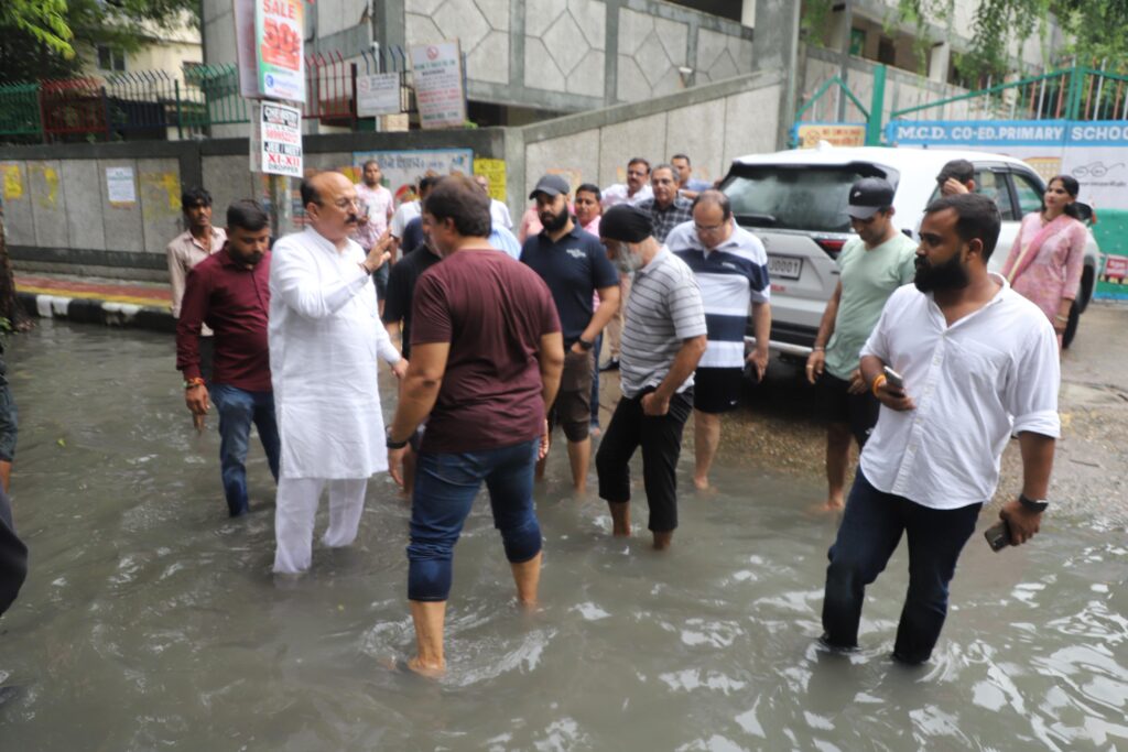Waterlogging in Janakpuri C-Block: जनकपुरी सी-ब्लॉक में जलभराव का निरीक्षण, शिक्षा मंत्री आशीष सूद का पिछली सरकार पर निशाना – 10 साल की लापरवाही से बिगड़े हालात Inspecting waterlogging in Janakpuri C-Block, Education Minister Ashish Sood targets the previous government – 10 years of negligence worsened the situation