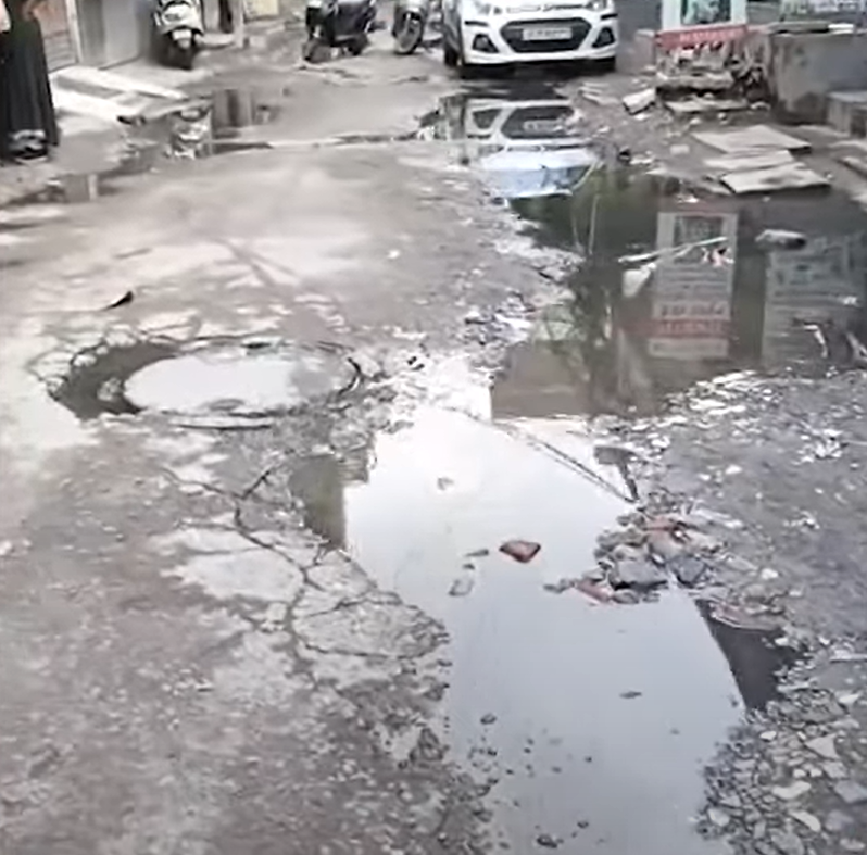 People angry with sewer overflow in Uttam Nagar took to the streets, questions raised on BJP MLA