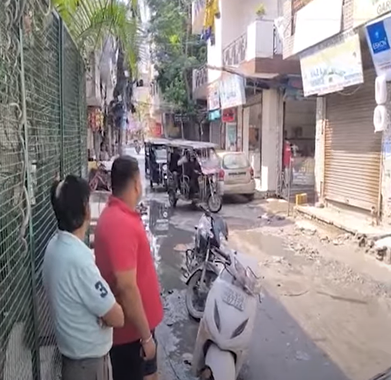 People angry with sewer overflow in Uttam Nagar took to the streets, questions raised on BJP MLA