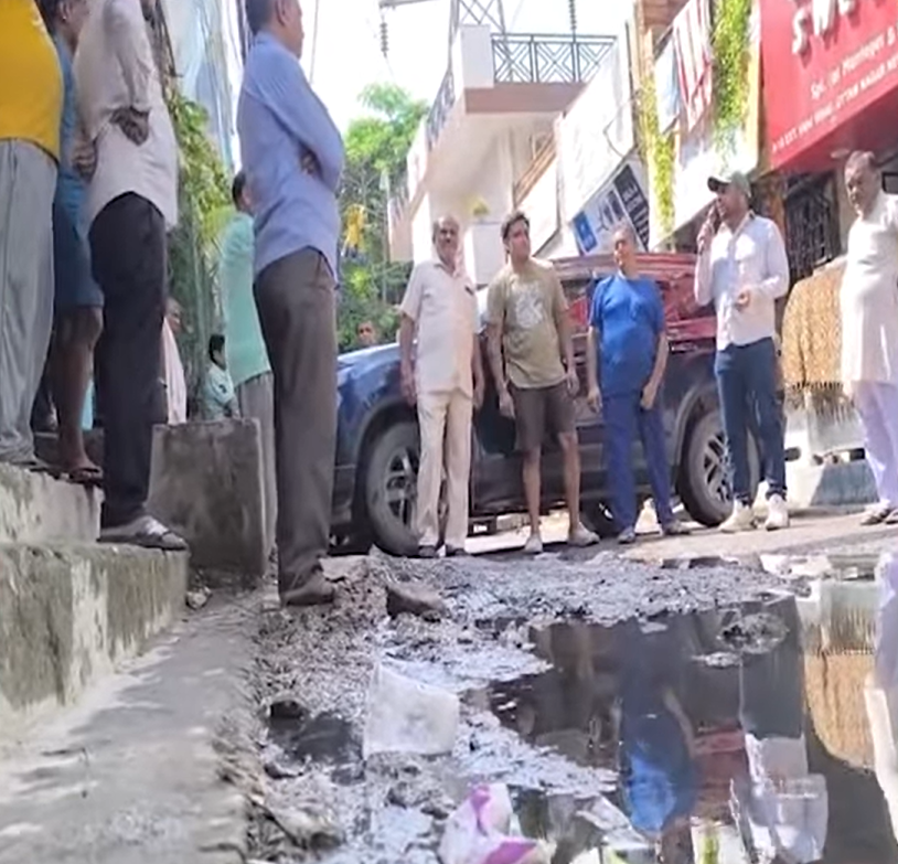 People angry with sewer overflow in Uttam Nagar took to the streets, questions raised on BJP MLA