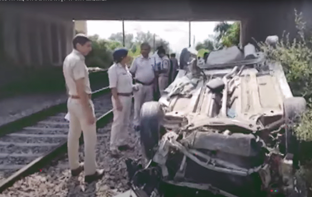 Delhi Car falls on railway track: दिल्ली स्पीड हादसा: मुकरबा चौक फ्लाईओवर से कार गिरी रेलवे ट्रैक पर, 45 मिनट तक रुकी ट्रेन सेवाएँ Delhi Car falls on railway track from Muker Chowk flyover, train services halted for 45 minutes