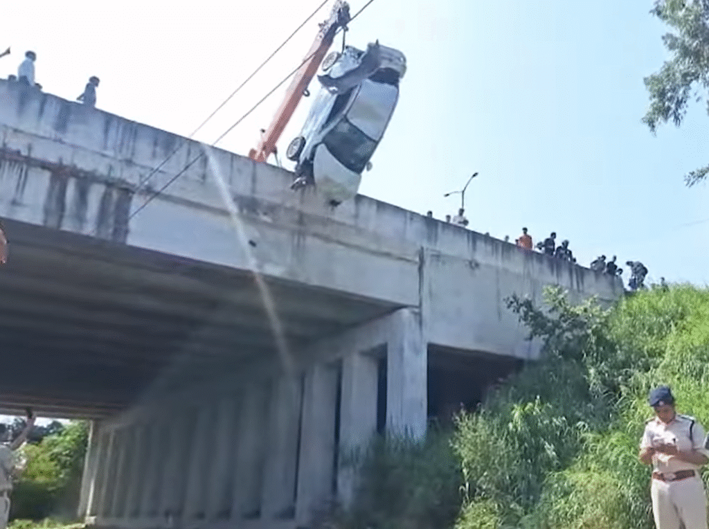 Delhi Car falls on railway track: दिल्ली स्पीड हादसा: मुकरबा चौक फ्लाईओवर से कार गिरी रेलवे ट्रैक पर, 45 मिनट तक रुकी ट्रेन सेवाएँ Delhi Car falls on railway track from Muker Chowk flyover, train services halted for 45 minutes