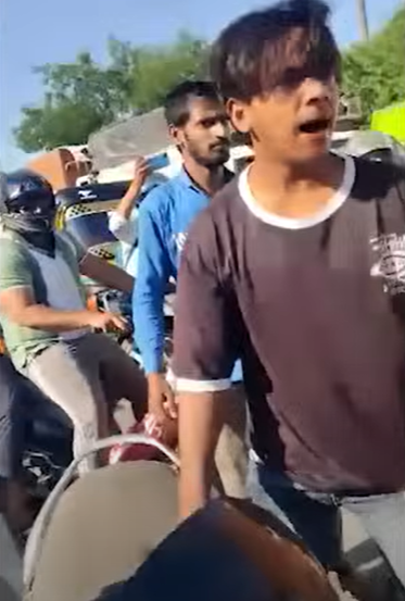 Youths attack traffic policeman in Delhi: दिल्ली में ट्रैफिक पुलिसकर्मी पर युवकों का हमला, वीडियो वायरल होने के बाद चार गिरफ्तार Youths attack traffic policeman in Delhi, four arrested after video goes viral