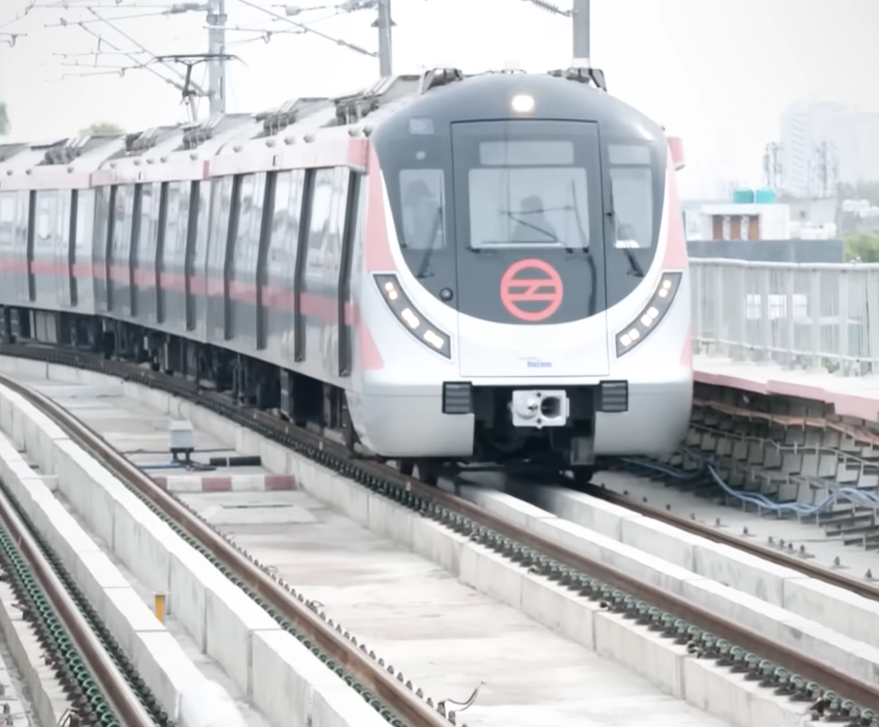 लाजपत नगर में बाधा के बाद दिल्ली मेट्रो की वायलेट लाइन पर सेवाएं सामान्य दिल्ली मेट्रो की ट्रेन। फाइल फोटो।