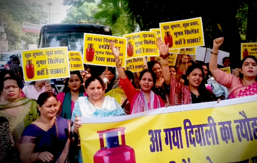 Women protest outside CM Rekha Gupta's home ahead of Diwali: दीवाली से पहले सीएम रेखा गुप्ता के घर के बाहर महिलाओं का प्रदर्शन — मुफ्त एलपीजी सिलेंडर की मांग, आम आदमी पार्टी ने बीजेपी पर साधा निशाना Women protest outside CM Rekha Gupta's home ahead of Diwali – demanding free LPG cylinders, Aam Aadmi Party targets BJP