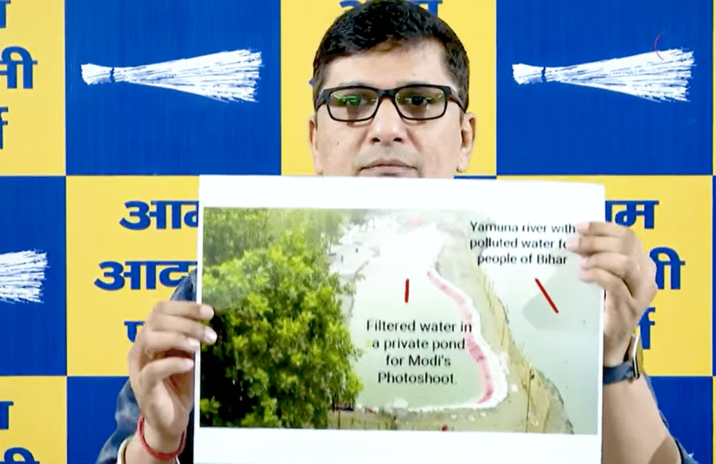 Why did Prime Minister Narendra Modi not attend Delhi's Chhath Puja?: प्रधानमंत्री नरेंद्र मोदी ने दिल्ली की छठ पूजा में क्यों नहीं की शिरकत? ‘नकली यमुना घाट’ विवाद ने मचाया सियासी तूफान Why did Prime Minister Narendra Modi not attend Delhi's Chhath Puja? The 'fake Yamuna ghat' controversy has sparked a political storm