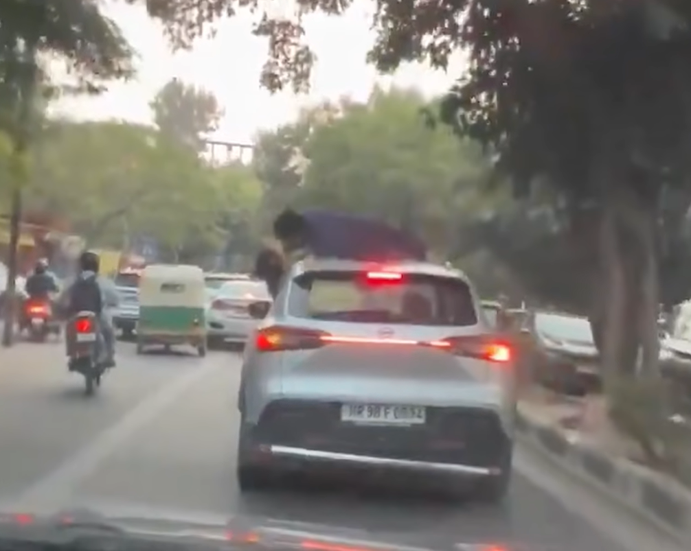 Delhi Viral Car Stunt | Youth Climbs on Roof, Kisses Girlfriend in Moving Car, Traffic Police Action, MV Act Penalty