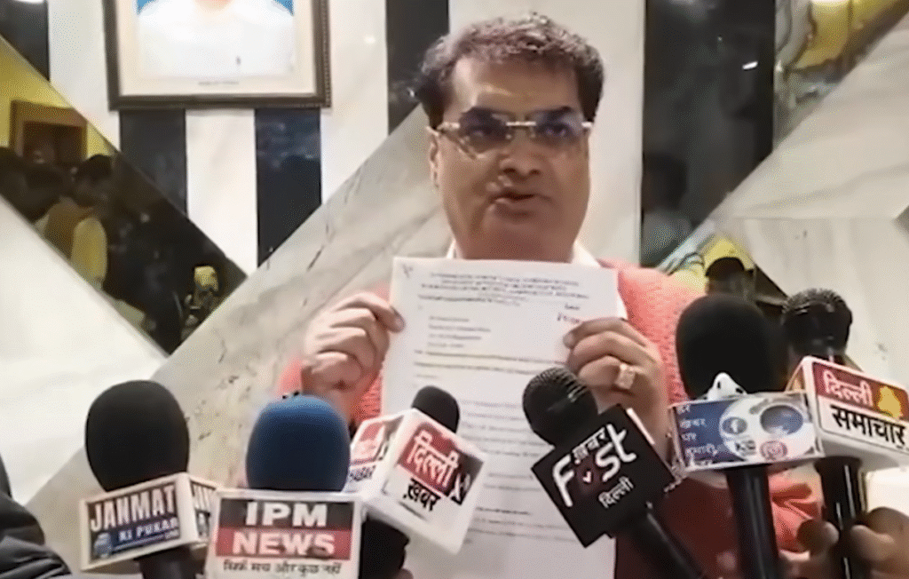 AAP विधायक मुकेश अहलावत का आरोप—सरकारी ऑफिस से जबरन बेदखली, प्रशासन पर तानाशाही का आरोप Delhi Eviction Row | AAP vs BJP Politics | MLA Office Dispute | Mukesh Ahlawat Accuses Govt of Illegal Eviction