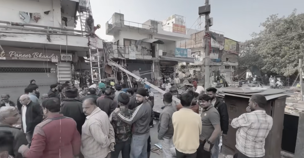 दिल्ली के जनकपुरी मार्केट में MCD का बुलडोजर एक्शन: शेड तोड़े, बिजली के खंभे गिरे; व्यापारियों ने कहा—‘बिना नोटिस तबाही’ MCD bulldozer action in Delhi's Janakpuri market: Sheds demolished, electricity poles knocked down; traders say 'destruction without notice'