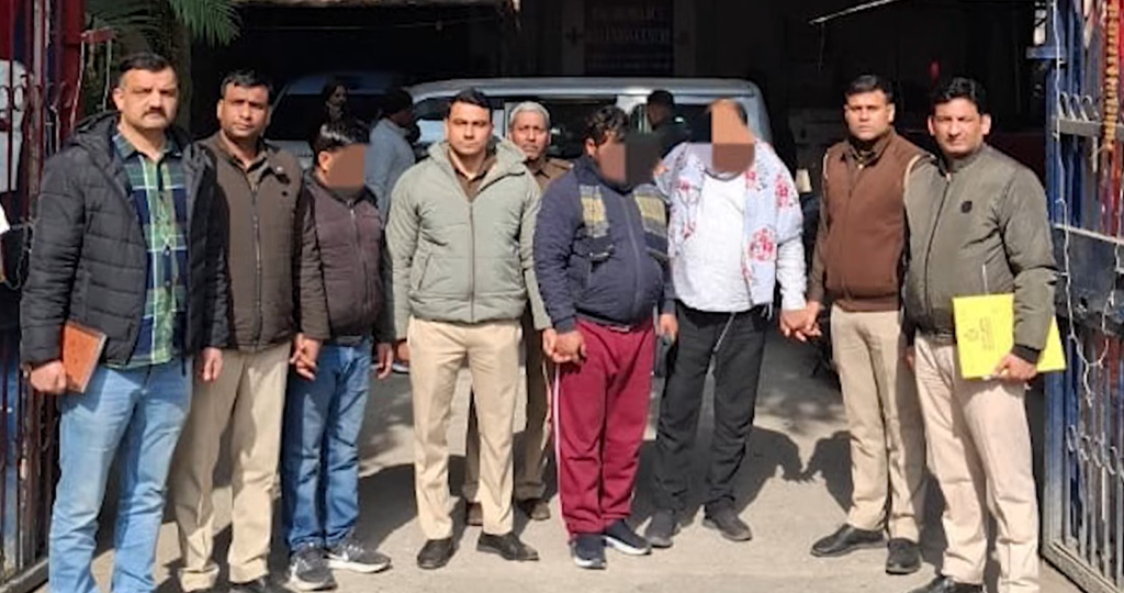 दिल्ली में लाइव फिल्मी चेज! पुलिस बैरिकेड तोड़ते हुए भागे चोर, आखिरकार विवेक विहार में गिरफ्तार Live film-style chase in Delhi! Thieves broke through police barricades and fled, finally arrested in Vivek Vihar