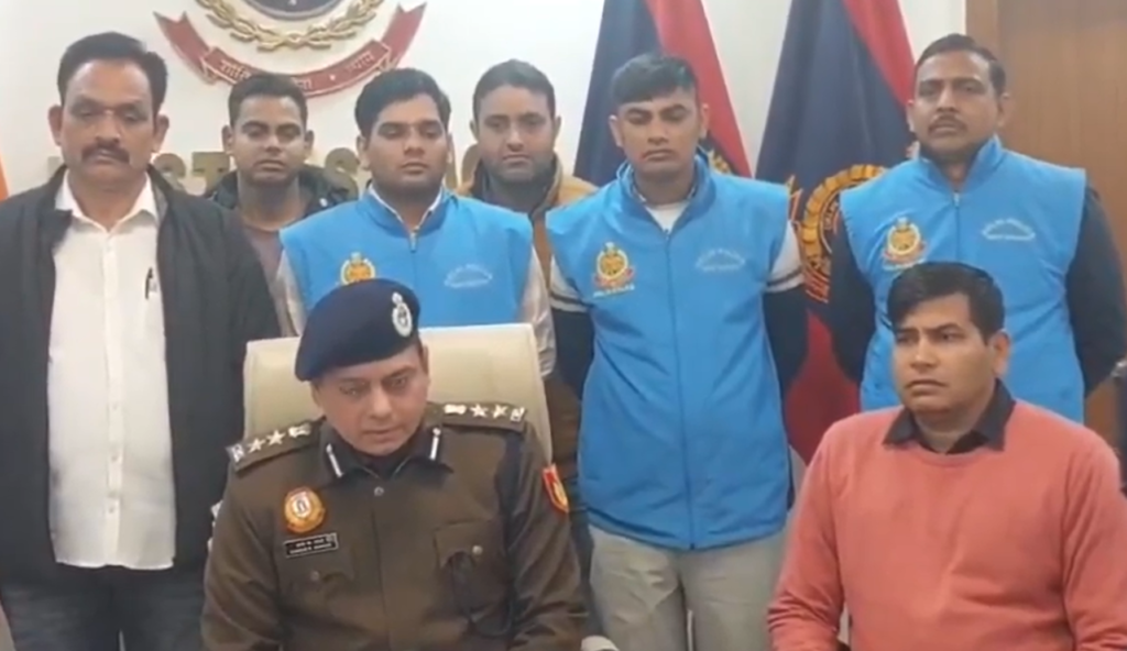 दिल्ली में लाइव फिल्मी चेज! पुलिस बैरिकेड तोड़ते हुए भागे चोर, आखिरकार विवेक विहार में गिरफ्तार Live film-style chase in Delhi! Thieves broke through police barricades and fled, finally arrested in Vivek Vihar