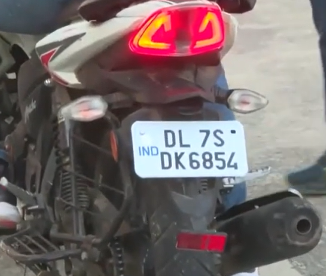 दिल्ली में आधी रात मुठभेड़: असद गैंग के 3 बदमाश पैर में गोली लगने के बाद गिरफ्तार Midnight encounter in Delhi: 3 Asad gang members arrested after being shot in the leg