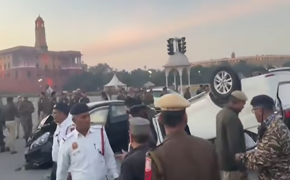 विजय चौक पर आर्मी वाहन और ‘भारत सरकार’ लिखी इनोवा की टक्कर, एक गाड़ी पलटी Army vehicle collides with Innova car with 'Government of India' written on it at Vijay Chowk, one vehicle overturns