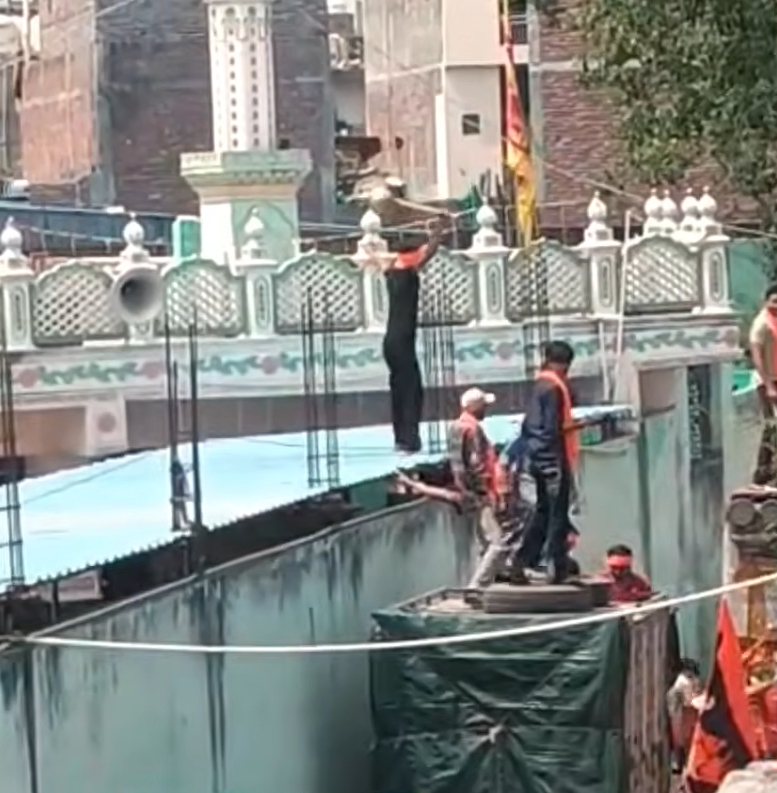 तुगलकाबाद में महावीर जयंती शोभायात्रा के दौरान तनाव, मस्जिद पर चढ़े कुछ युवक; पुलिस ने संभाला मोर्चा