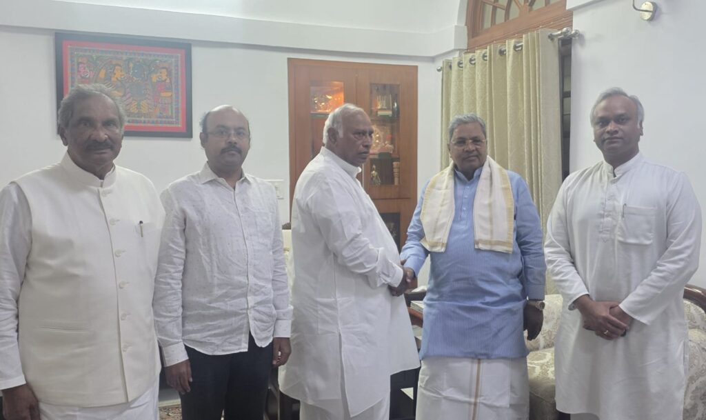 कर्नाटक के मुख्यमंत्री पद से इस्तीफे के बाद सिद्धारमैया ने राहुल गांधी और खड़गे से की मुलाकात कर्नाटक के मुख्यमंत्री पद से इस्तीफे के बाद सिद्धारमैया ने राहुल गांधी और खड़गे से की मुलाकात