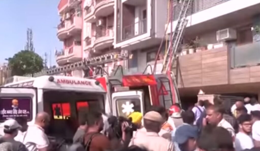 दिल्ली के विवेक विहार में भीषण आग, 9 की मौत; एसी ब्लास्ट की आशंका, एक ही परिवार के 5 लोग शामिल