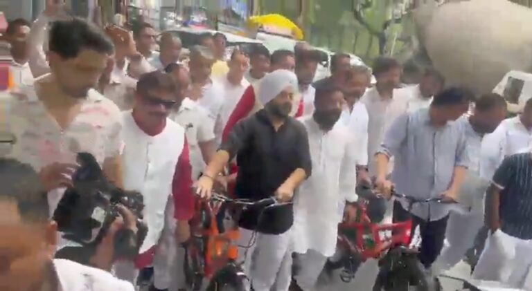 आप का आरोप—दिल्ली सरकार ने ₹4,000 की साइकिल ₹7,000 में खरीदी, एलजी कार्यालय के बाहर प्रदर्शन