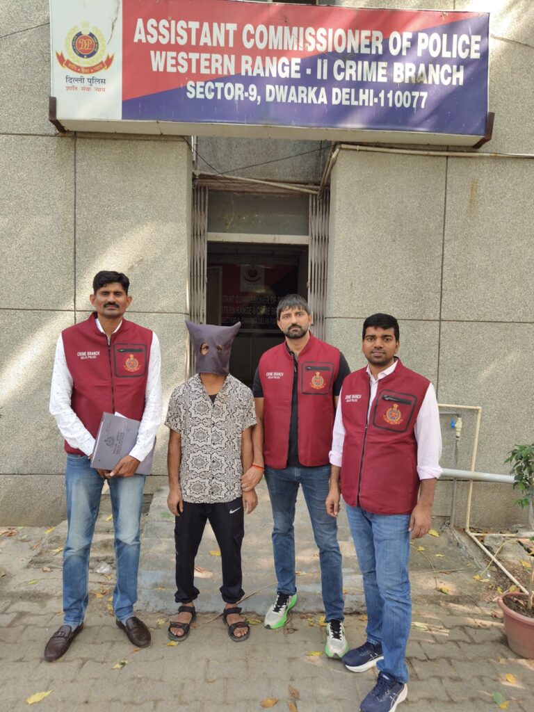 द्वारका स्थित वेस्टर्न रेंज-II कार्यालय के बाहर गिरफ्तार व्यक्ति के साथ दिल्ली क्राइम ब्रांच के पुलिसकर्मी