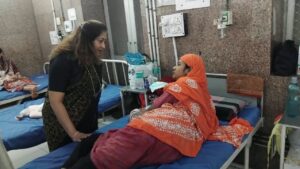 गिरधर लाल अस्पताल में नई मशीनें लाने की तैयारी, डायलिसिस सुविधा की योजना गिरधर लाल अस्पताल के वार्ड में बिस्तर के पास एक महिला मरीज से बातचीत करती हुई महिला।