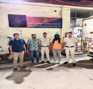 दिल्ली पुलिस ने अलीपुर में शराब के 4,500 क्वार्टर बरामद किए, चालक पकड़ा दिल्ली पुलिस की उपलब्ध कराई तस्वीर में अलीपुर थाने के बाहर पुलिसकर्मी और चेहरा ढके एक व्यक्ति।