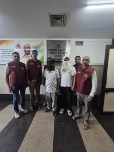दिल्ली में 3 करोड़ रुपये की कथित रंगदारी के मामले में दो आरोपी गिरफ्तार 3 करोड़ रुपये की कथित रंगदारी के मामले में गिरफ्तार दो मास्क लगाए आरोपियों के साथ क्राइम ब्रांच के अधिकारी