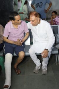 हिंदू राव अस्पताल में ICU के बेड 8 से बढ़कर 18 होंगे, 200 बेड के वार्ड की योजना हिंदू राव अस्पताल में मरीज से बातचीत करते महापौर प्रवेश वाही