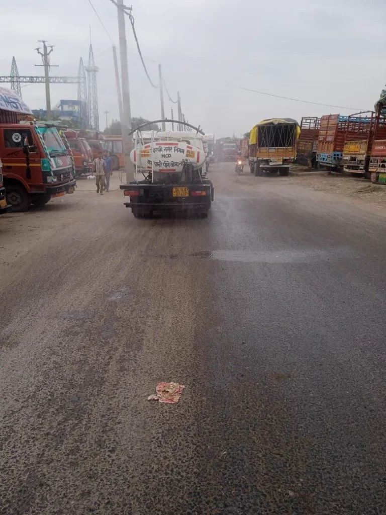 उत्तरी जोन में धूल नियंत्रण के लिए सड़क पर पानी का छिड़काव करता MCD का टैंकर
