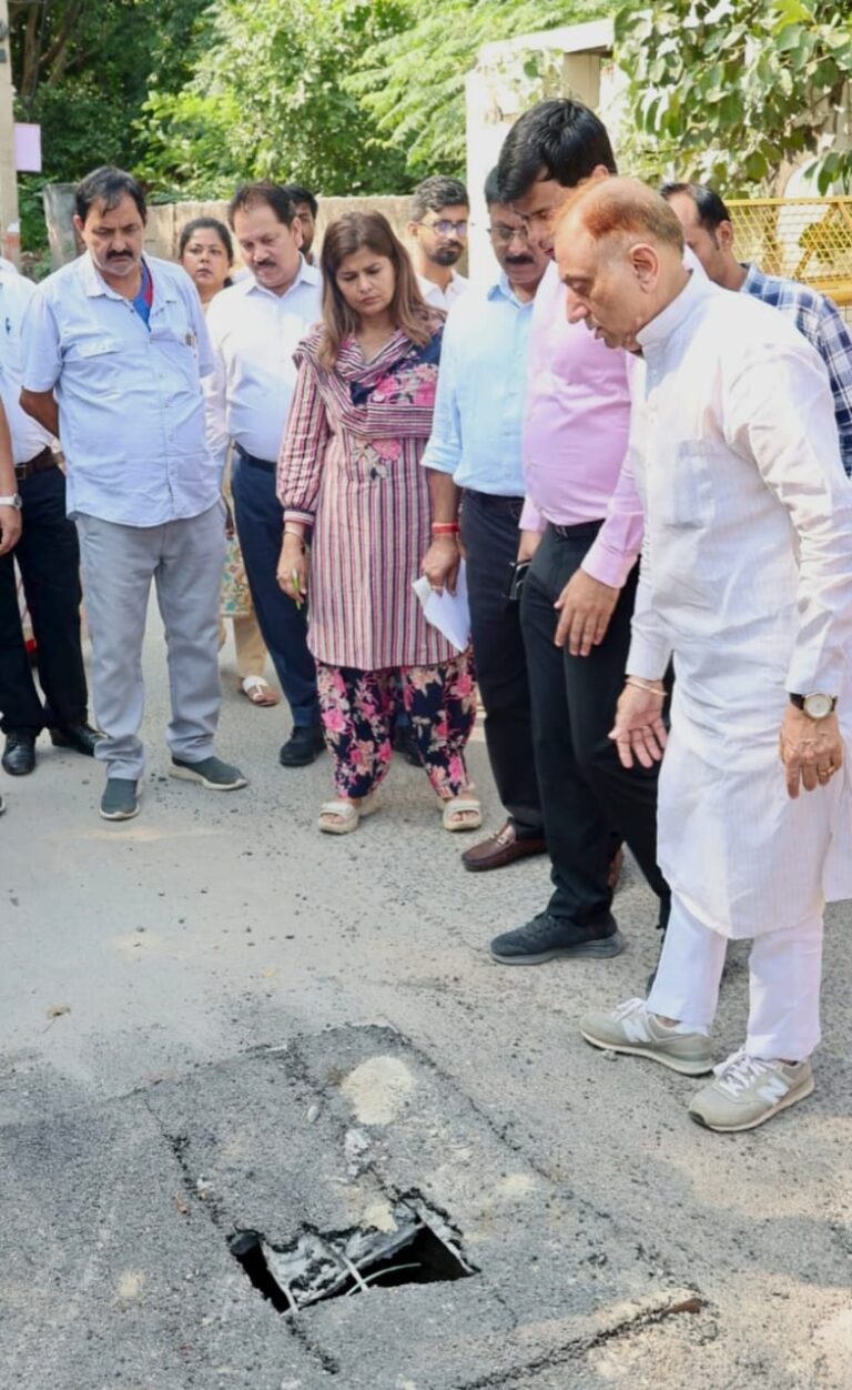 सुल्तानपुरी-ए में क्षतिग्रस्त मैनहोल का निरीक्षण करते दिल्ली के महापौर प्रवेश वाही और एमसीडी अधिकारी