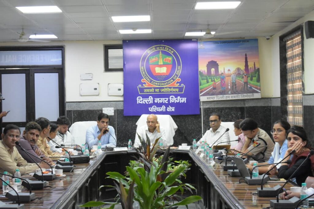 एमसीडी पश्चिमी जोन कार्यालय में पंजाबी बाग वायु प्रदूषण की समीक्षा करते अपर मुख्य सचिव प्रशांत गोयल और अधिकारी